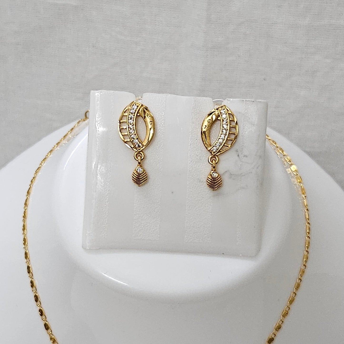 Rajvi – Chain Pendant Set for Girls & Women