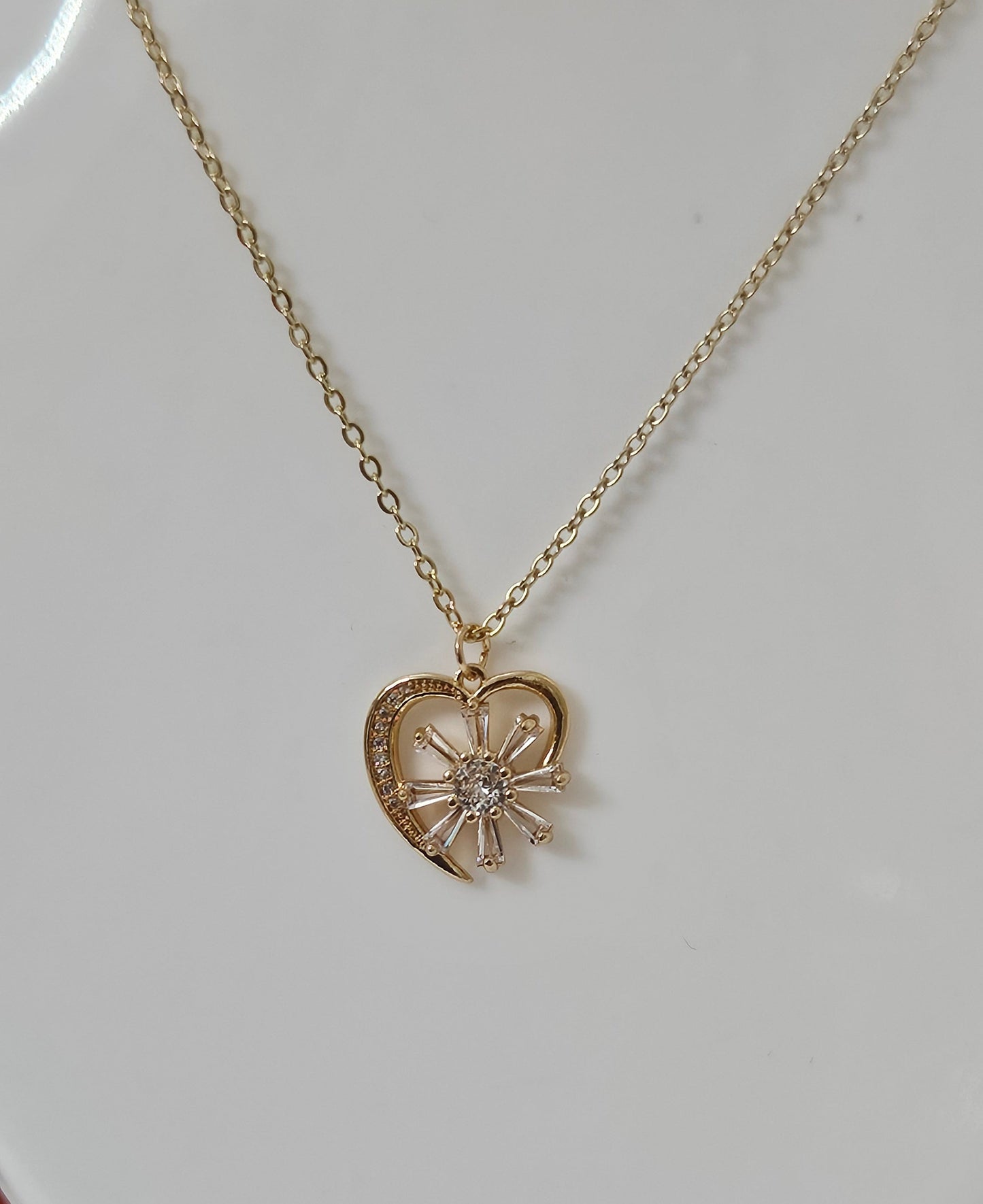Golden Aura – Anti Tarnish Heart Chain Pendant